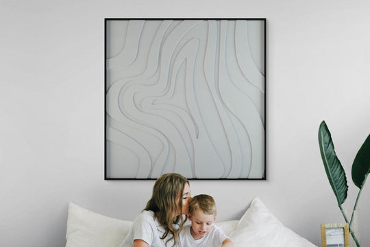 akoestisch schilderij | akoestisch kunstwerk | gebroken wit | 3D | Spinning | Pet vilt | vierkant | bank | vrouw met kind op bank