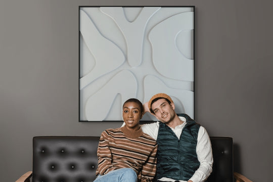 akoestisch schilderij | akoestisch kunstwerk | gebroken wit | 3D | Splash | Pet vilt | vierkant | man en vrouw op bank