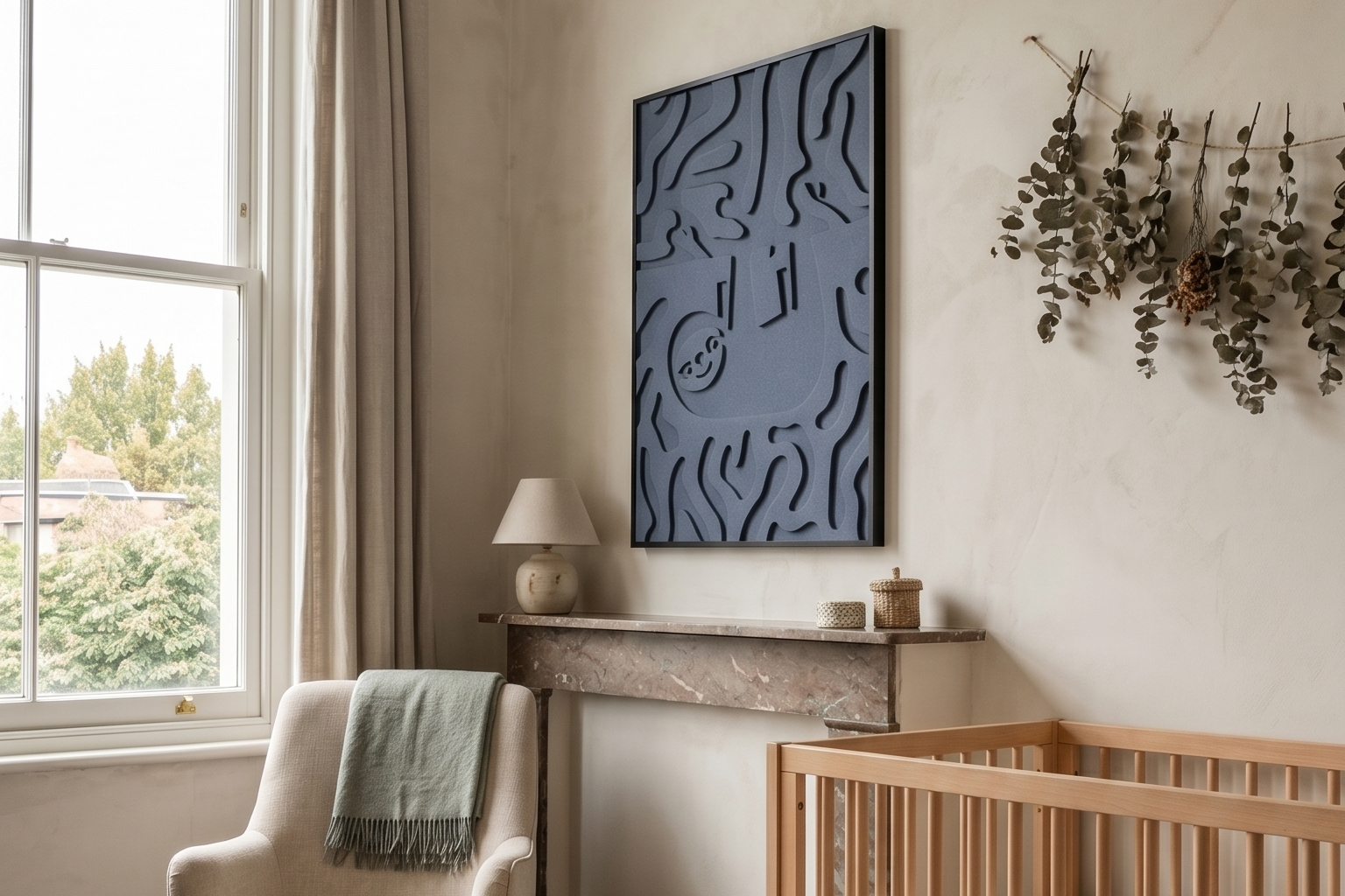 Babykamer met ledikant en akoestische wanddecoratie Luiaard in staalblauw vilt